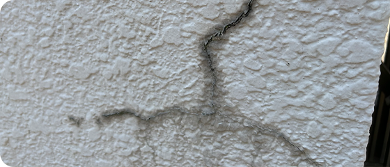 外壁や屋根にヒビ割れがある